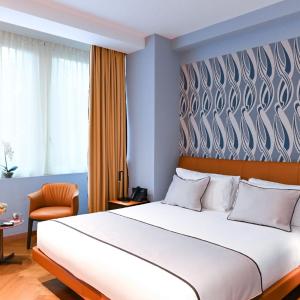 Deluxe Double or Twin Room with Partial Sea View