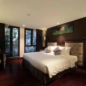 Deluxe Double or Twin Room with City View