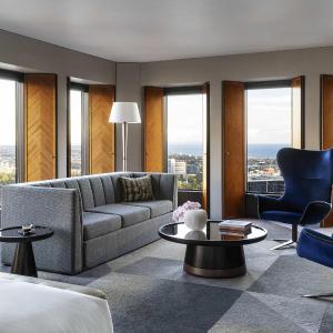 Junior Corner King Suite with Bay and River View