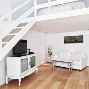 Loft Suite with Jetted Tub – Pelagos House