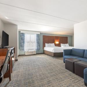 Queen Suite - Mobility Accessible with Bathtub and One-Person Sofa Bed