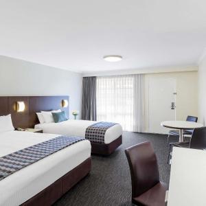 Superior Queen Room with Single Bed