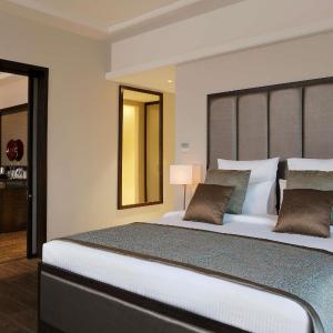 Deluxe Suite |  Unlimited imported liquor at the Premium Lounge (6–8 pm), tea/coffee from 10 am–10 pm, a 30-minute spa, one-way airport transfer, 20% off on F&B, Laundry and Transport