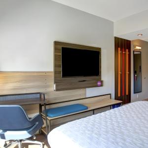 Queen Room with Two Queen Beds and Roll-In Shower - Mobility Access