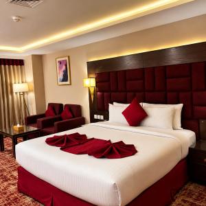 Deluxe King Room with Pine View