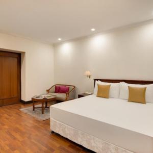 Superior Room Queen Bed with 15% off on Food and Soft Beverages, Happy Hours (Buy 1 & Get 1) on select menu at InSomnia