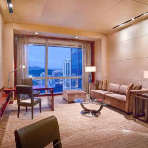 One-Bedroom Apartment with King Bed and Club Access