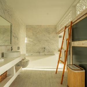 Queen Suite with Spa Bath