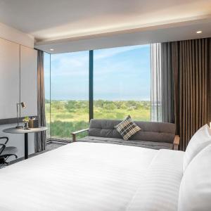 Deluxe Corner King Room