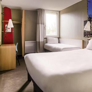 Standard Room with 1 Double and 1 Single Bed