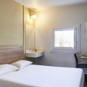 Tandem Room for Two Travelers
