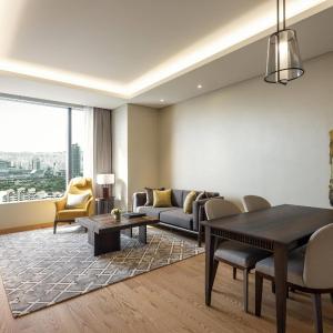 Deluxe One-Bedroom Suite