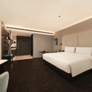 Premium Queen Room with Balcony