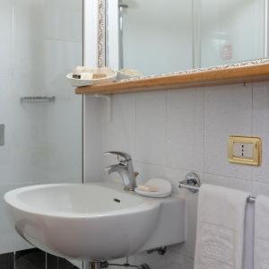 Standard Double or Twin Room with Lake View