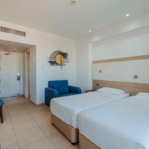 Superior Twin Room with Partial Sea View