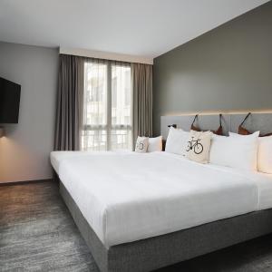 Moxy Queen Suite