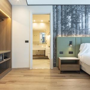 Superior Queen Room with Balcony and Lake View - Free Spa Access