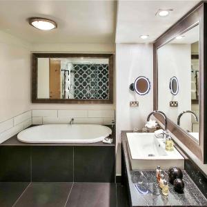 One-Bedroom King Suite with Lake View
