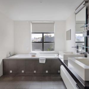 Penthouse with Large Patio and Jacuzzi - Lake View
