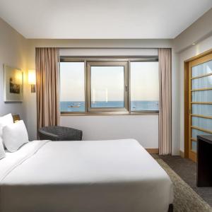 Queen Suite with Sofa and Sea View