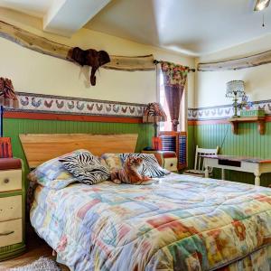 Triple Room with 1 Double Bed and 2 Single Bed with Private Bathroom