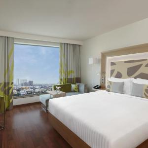 Executive Room King bed with Cocktail Hours