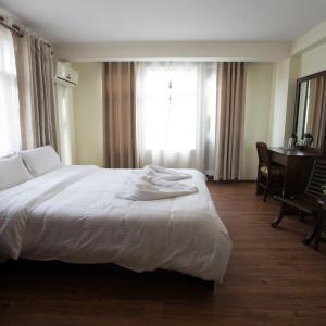Super Deluxe Room with Balcony & Complimentary Airport Pickup for International Arrival