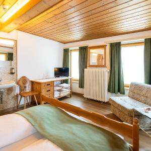 Double Room with Shared Toilet