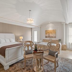 Queen Suite with Spa Bath