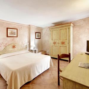 Double or Twin Room with Side Sea View