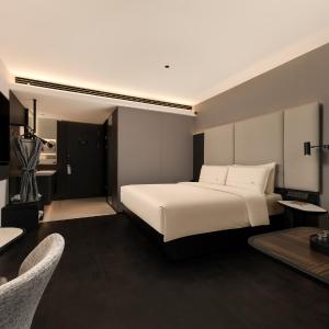 Premium Queen Room with River