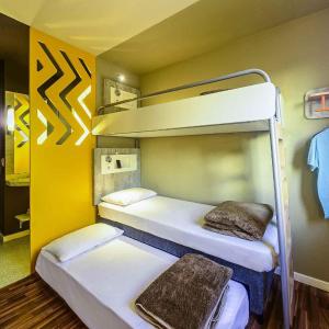 Standard Room with One Bunk Bed and One Auxiliary Bed