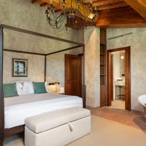Two-Bedroom Deluxe Apartment with Balcony