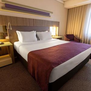 Luxury Room - One Queen Bed