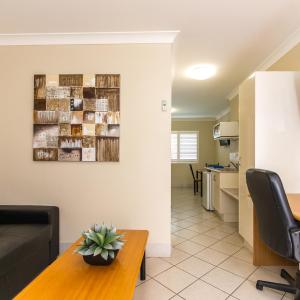 Executive Queen Suite with Sofa