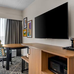 King Room with Roll-In Shower - Mobility and Hearing Access/Non-Smoking