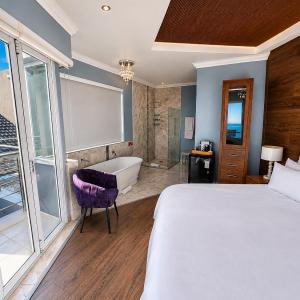 Superior King or Twin Suite with Island & Sea View