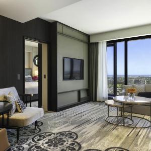Prestige King Suite with Club Access and Living Room
