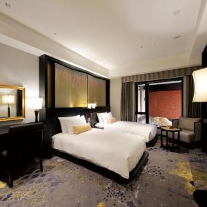 Superior Wide King Room