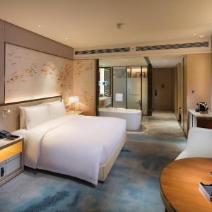 Executive King Room with River View and Lounge Access