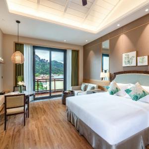 XinYue Building Deluxe Mountain view King Bed Room