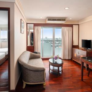 Two-Bedroom Suite (Family Room)