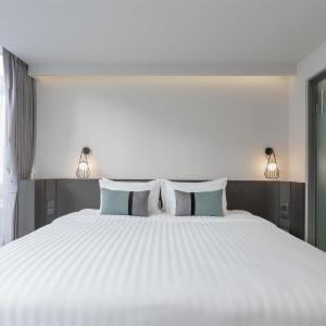 Deluxe King Room with City View - Non-Smoking