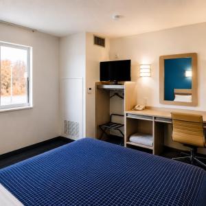 Queen Room with Roll-In Shower - Disability Access/Non Smoking