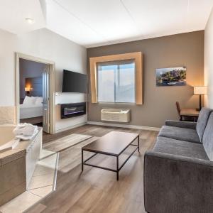 King Suite with Sofa Bed, Bath Tub and Hot Tub - Disability Access/Non-Smoking