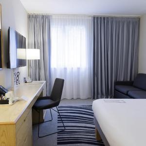 Accessible Room with 1 Queen Bed