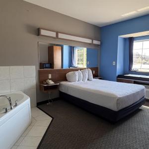 Queen Room with Hot Tub - Non-Smoking