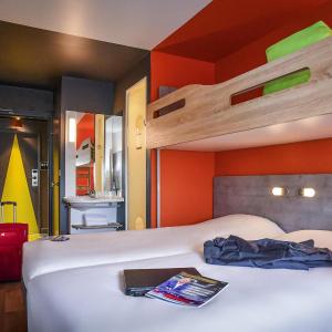 Triple Room with Two Single Beds and an Extra Bed