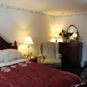 Deluxe Queen Suite