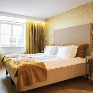 King Suite with Lake View and Hot Tub